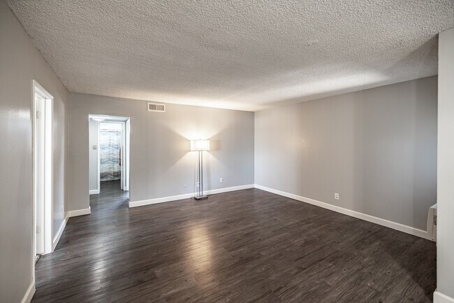 Somerset plaza in Bellflower, CA - Foto de edificio - Interior Photo