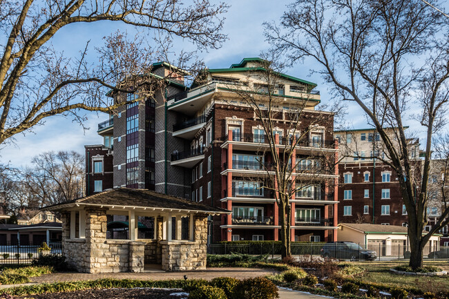 The Crestwood in Kansas City, MO - Building Photo - Building Photo