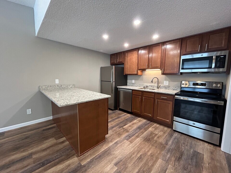 121 Waterbury Ct, Unit 125 in Westland, MI - Foto de edificio