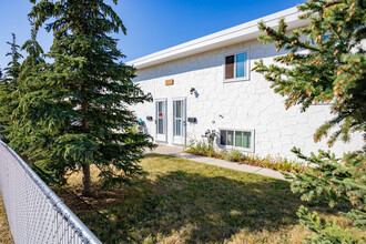 4503 75 St NW in Calgary, AB - Building Photo - Building Photo