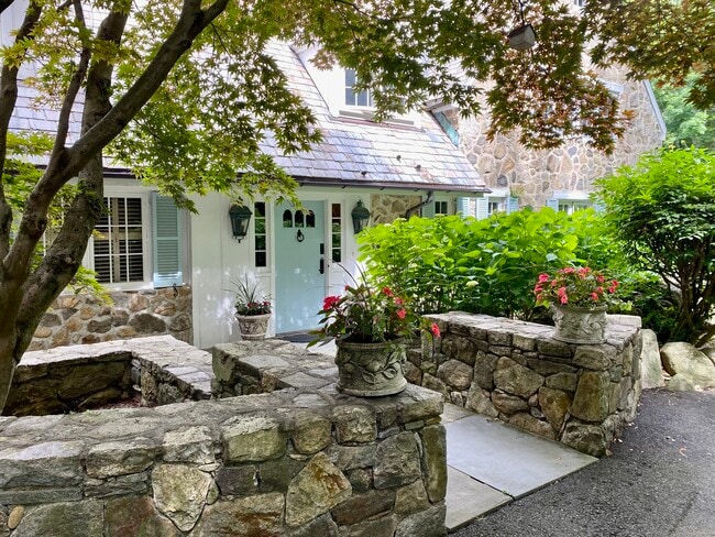 178 Ferris Hill Rd in New Canaan, CT - Building Photo - Building Photo