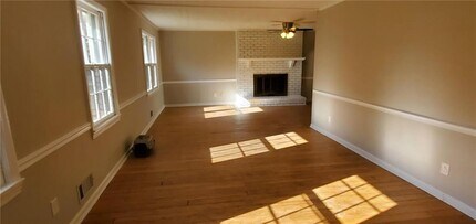 210 King Arthur Dr in Woodstock, GA - Building Photo - Building Photo