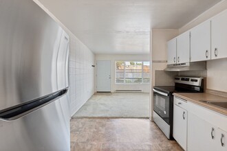 Raymond Apartments in Portland, OR - Building Photo - Interior Photo