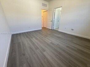 245 SW 159th Ct in Pembroke Pines, FL - Foto de edificio - Building Photo