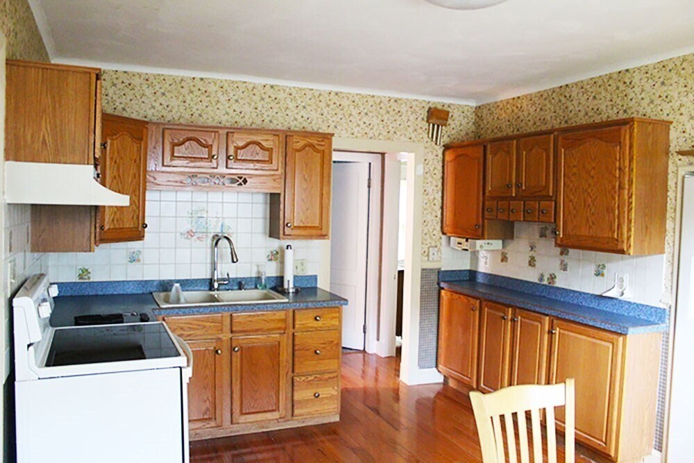 1859 Northampton St in Holyoke, MA - Building Photo