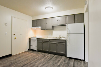 2214 D St in Omaha, NE - Building Photo - Interior Photo