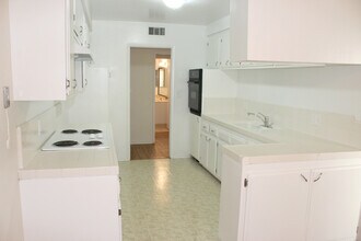 427 E Tamarack Ave in Inglewood, CA - Building Photo - Interior Photo