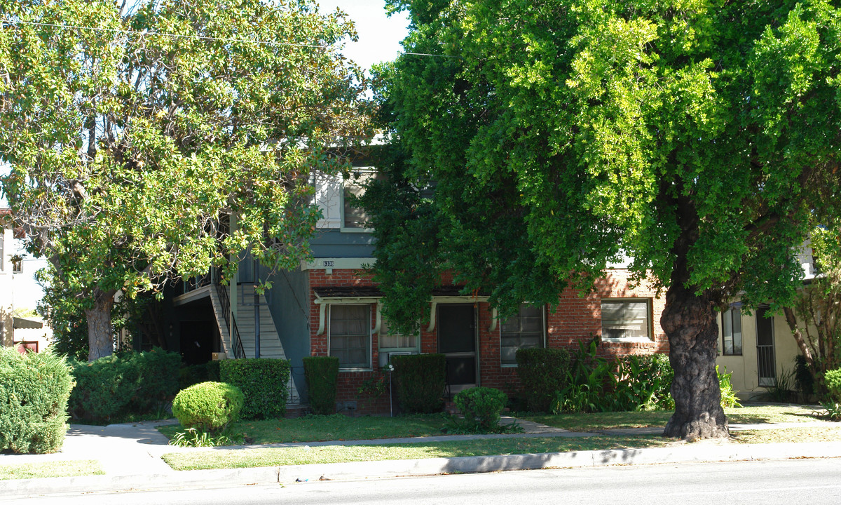 6308 Coldwater Canyon Ave in North Hollywood, CA - Building Photo