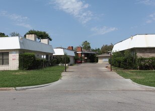 Glenwood Village Condominimums in Houston, TX - Foto de edificio - Building Photo