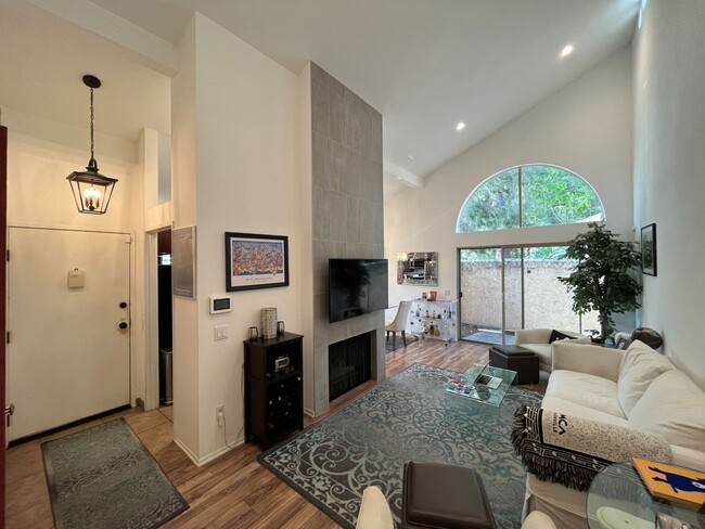 6300 Shoup Ave in Los Angeles, CA - Foto de edificio - Building Photo