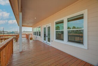 17 Edgewater Dr in Hitchcock, TX - Building Photo - Building Photo