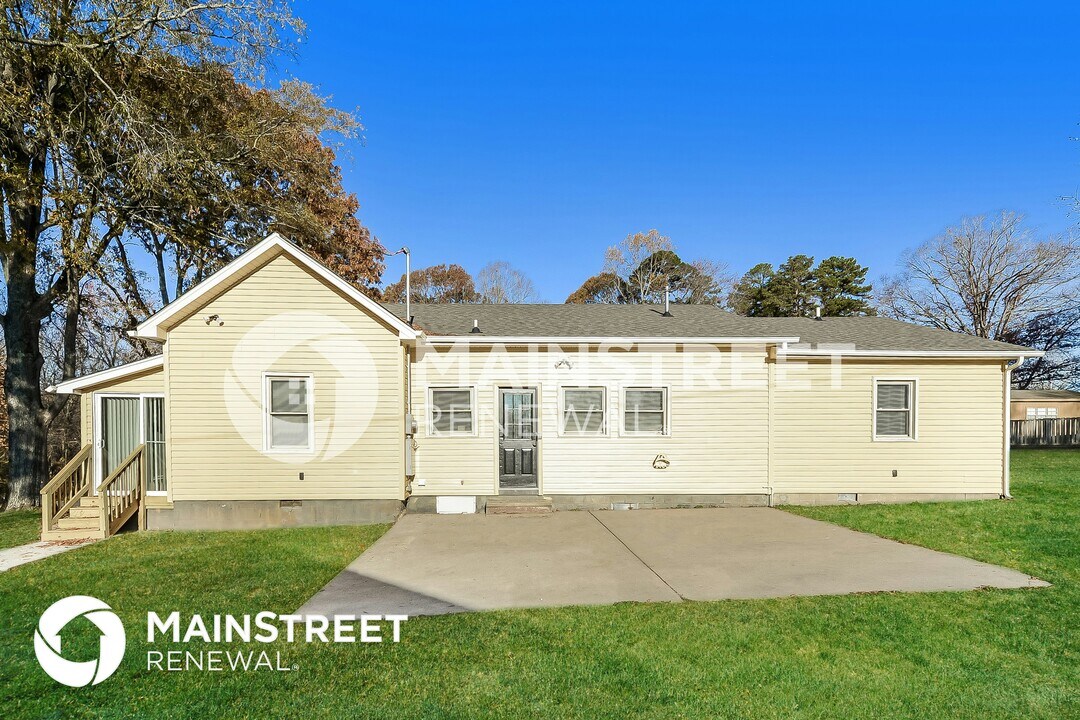 320 W Steele St in Gibsonville, NC - Foto de edificio