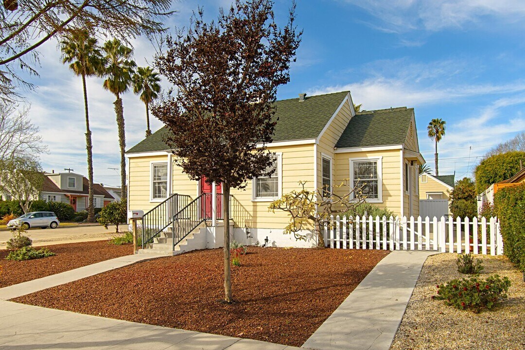 1204 Missouri St in San Diego, CA - Building Photo