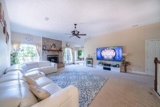 285 Steeplechase Dr in Penn Laird, VA - Foto de edificio - Building Photo