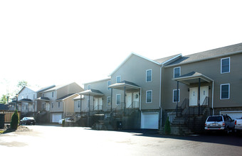 Carrollwood Village in Erie, PA - Foto de edificio - Building Photo