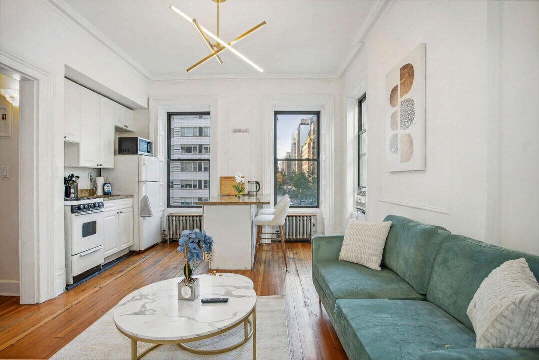 300 E 69th St in New York, NY - Building Photo