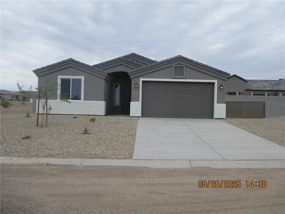 6194 S Pawnee Ct in Fort Mohave, AZ - Building Photo