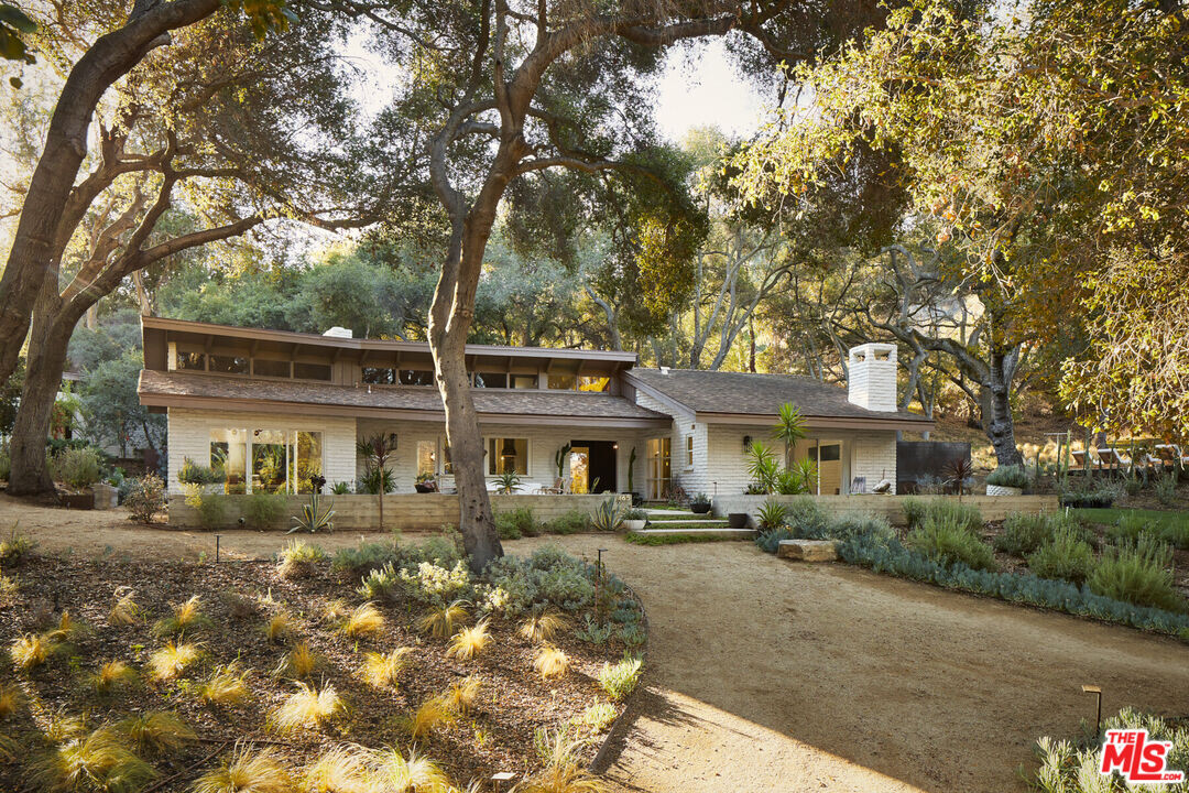 465 Cold Canyon Rd in Calabasas, CA - Building Photo