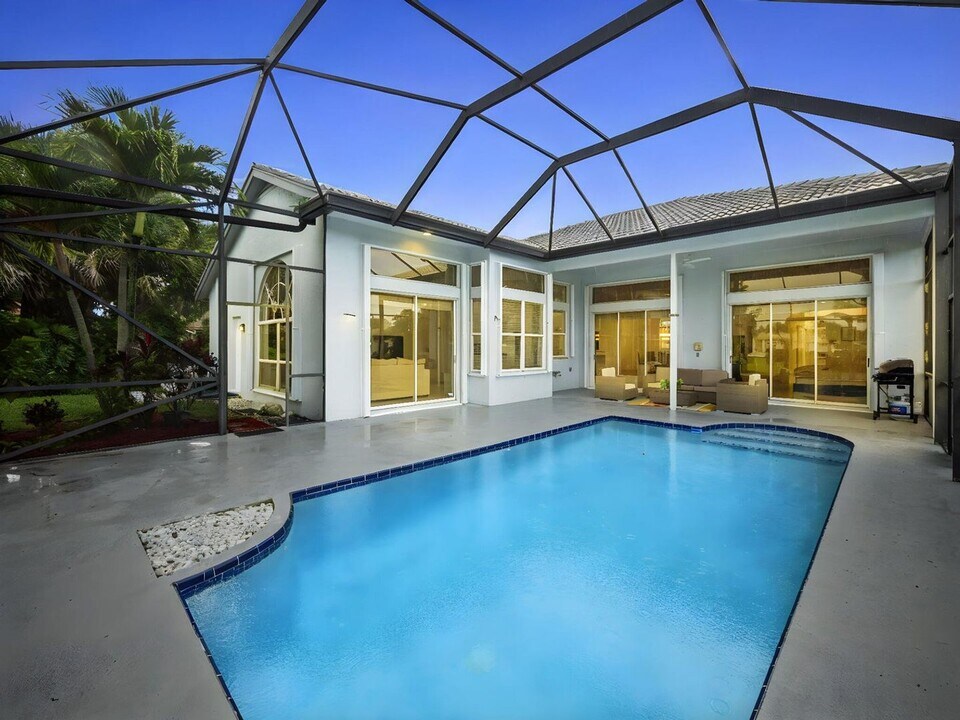 9070 Cypress Hollow Dr in Palm Beach Gardens, FL - Building Photo