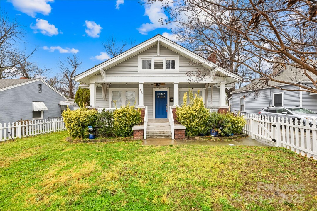 1705 Hawthorne Ln in Charlotte, NC - Building Photo