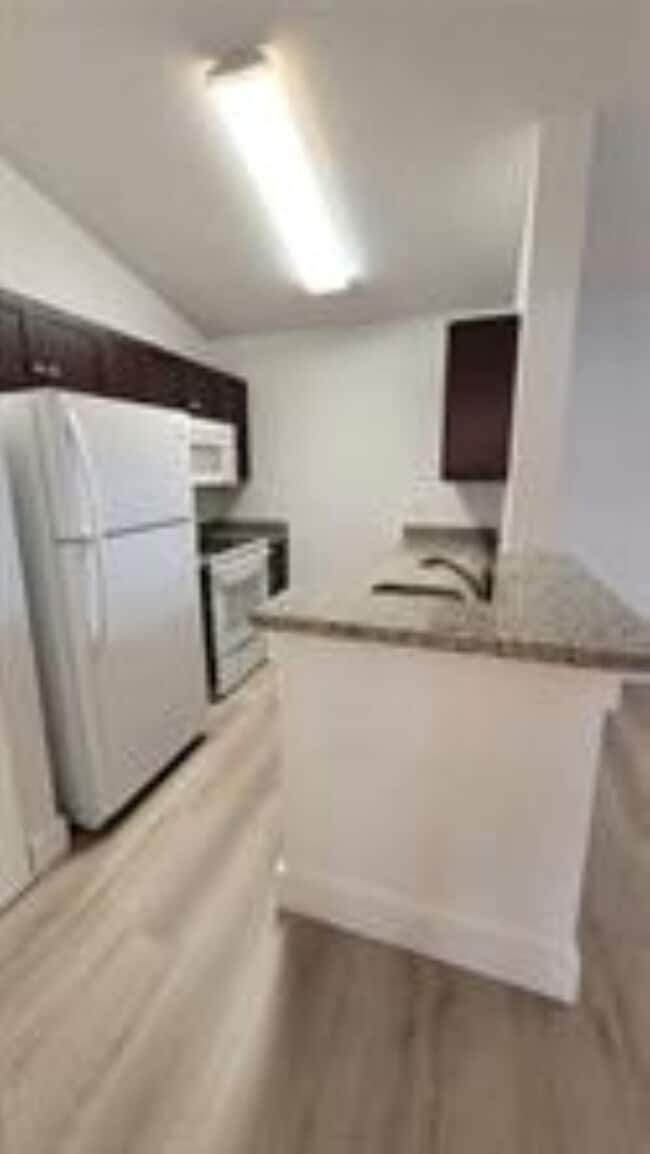 2851 N Oakland Forest Dr, Unit 210 in Oakland Park, FL - Building Photo - Building Photo