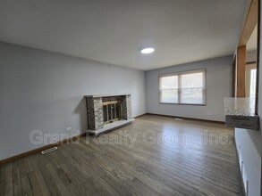 307 N Rosedale Ct in Round Lake, IL - Building Photo - Building Photo