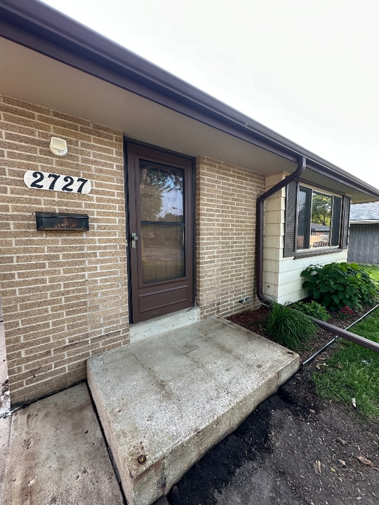 2727 S 83rd Pl in West Allis, WI - Building Photo