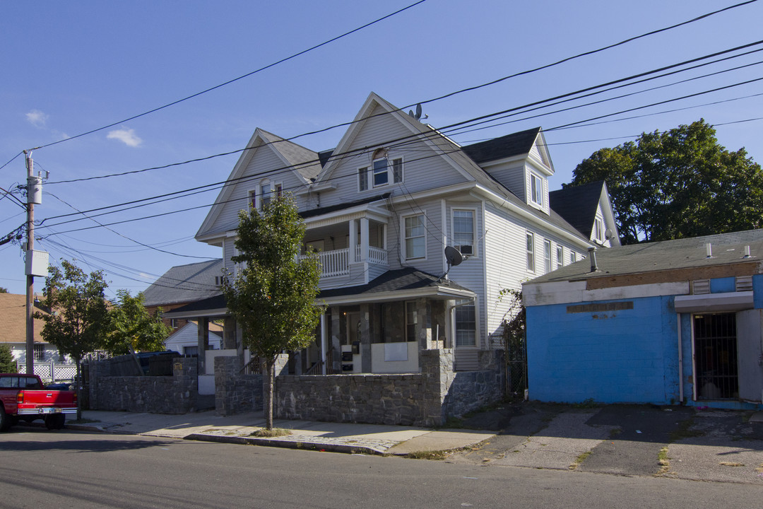 210 Pearl St in Bridgeport, CT - Building Photo