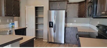 544 SE Casting St in Albany, OR - Foto de edificio - Building Photo