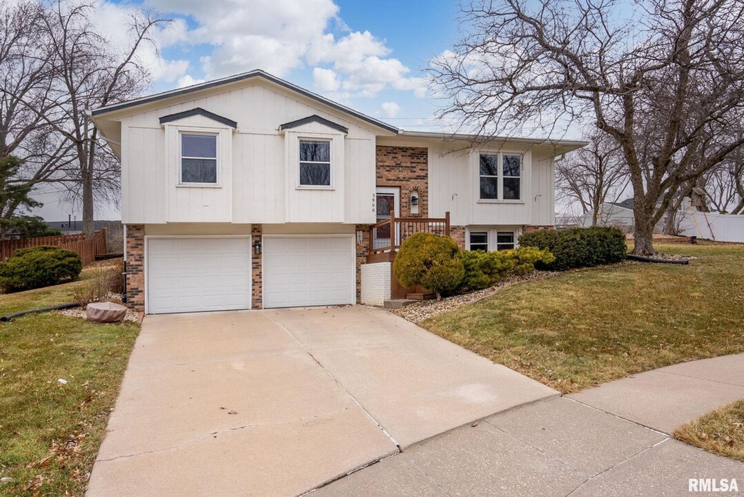 3900 Rolling Wood Ct in Bettendorf, IA - Building Photo