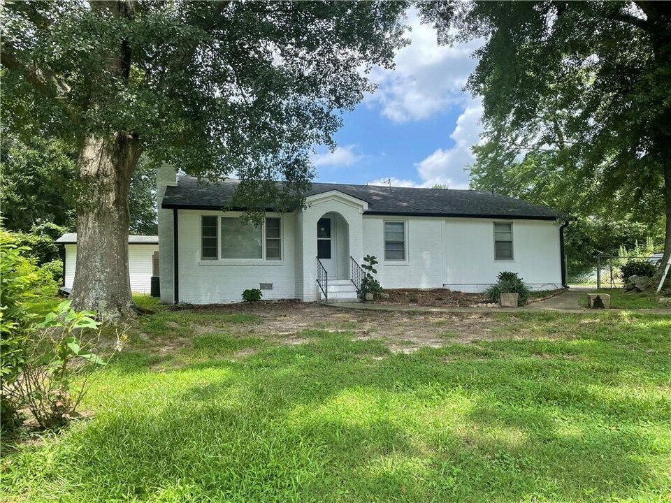 2766 Bart Johnson Rd in Buford, GA - Building Photo
