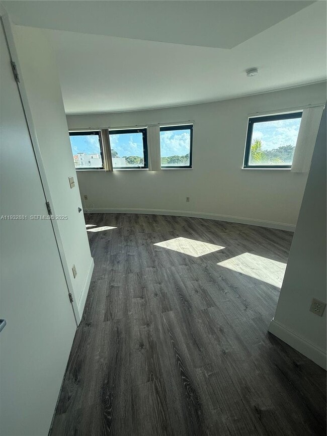 5725 SW 72nd St in Miami, FL - Building Photo - Building Photo