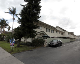 Islandia Apartments in Westminster, CA - Foto de edificio - Building Photo