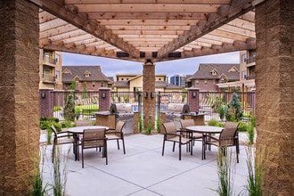 Broadmoor at Aksarben Village in Omaha, NE - Foto de edificio - Building Photo