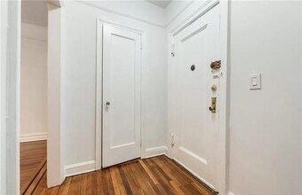 44-14 Newtown Rd in Queens, NY - Building Photo - Building Photo