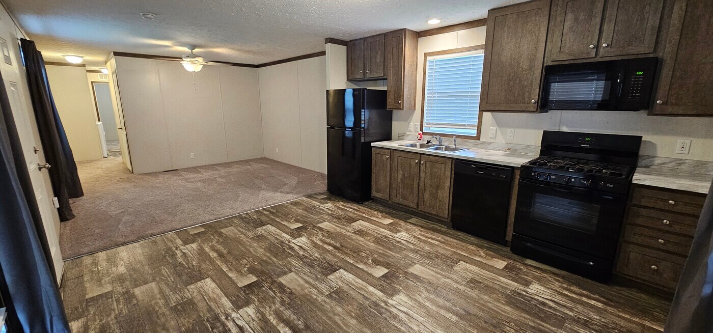 238 Magnolia Pl in Belleville, MI - Building Photo