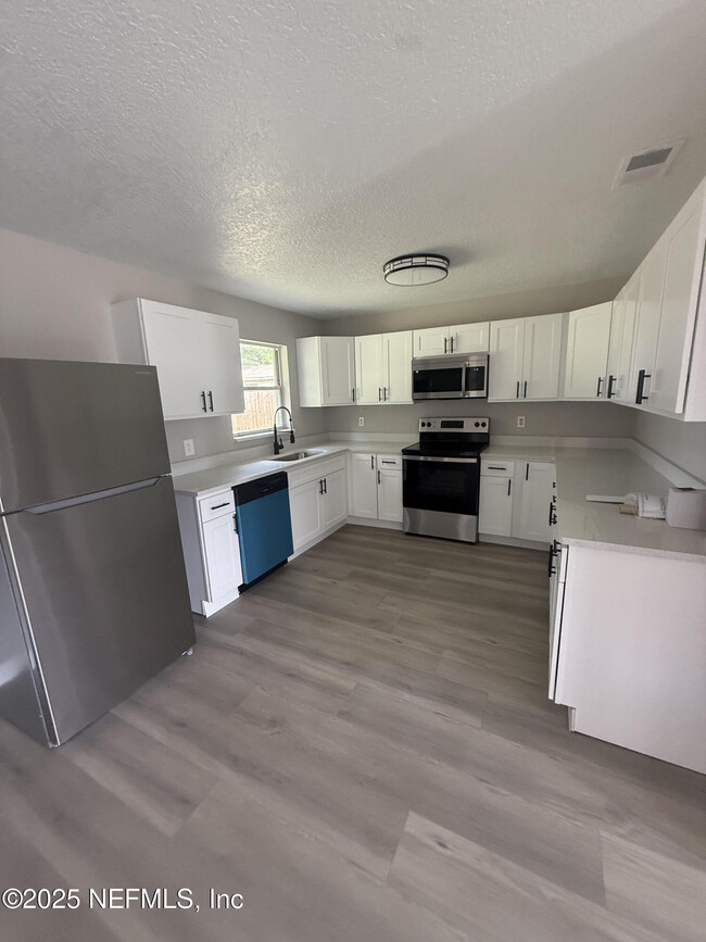 2558 Lourdes Dr W in Jacksonville, FL - Building Photo - Building Photo