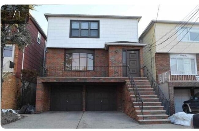 property at 39 E 51st St
