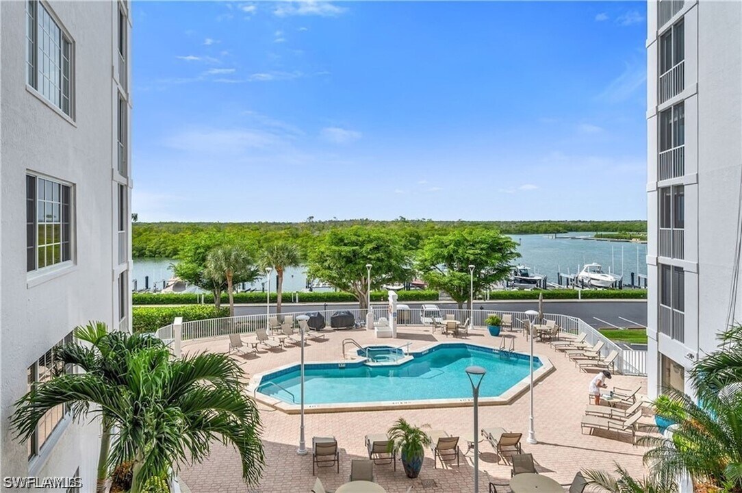 13105 Vanderbilt Dr in Naples, FL - Building Photo