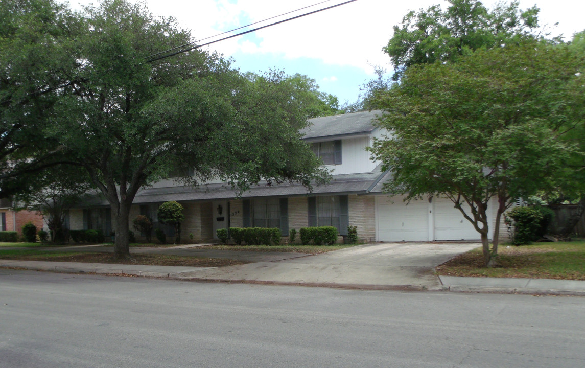 334 E Terra Alta Dr in San Antonio, TX - Building Photo