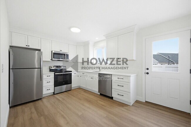 24 Crocker St in Barnstable, MA - Building Photo - Building Photo