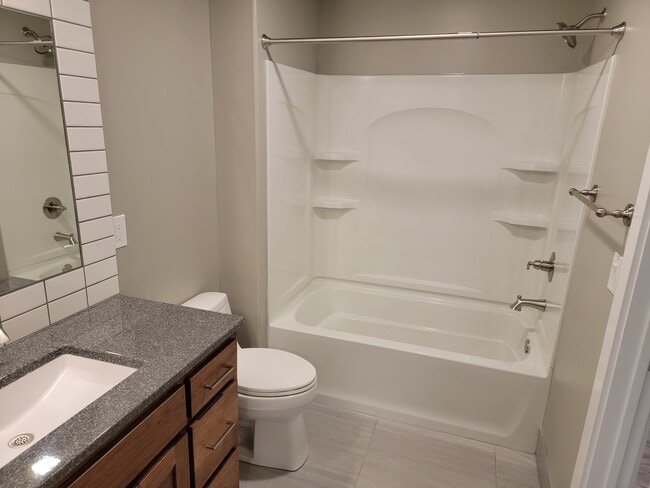 512 Moro St in Manhattan, KS - Foto de edificio - Building Photo