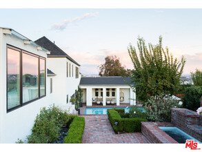 1359 Miller Dr in Los Angeles, CA - Foto de edificio - Building Photo