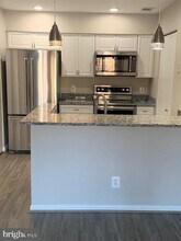 7604 Lakeside Village Dr in Falls Church, VA - Building Photo - Building Photo