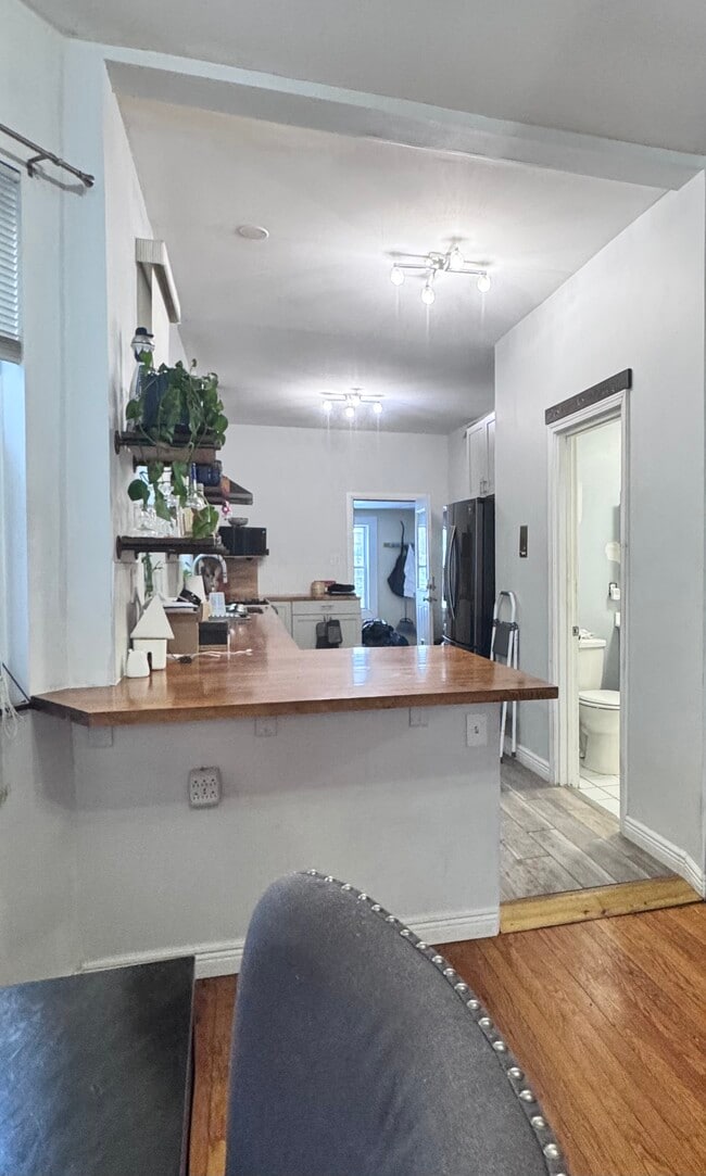 2559 W Fullerton Ave, Unit 2E in Chicago, IL - Foto de edificio - Building Photo