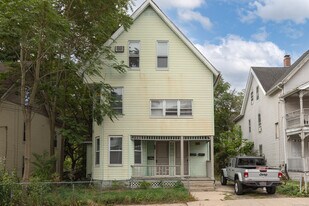 114 Wood St in Waterbury, CT - Building Photo