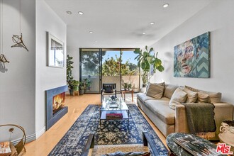 930 N Wetherly Dr in West Hollywood, CA - Building Photo - Building Photo