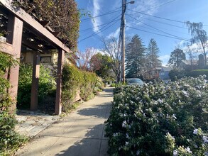 2733 Russell St, Unit B in Berkeley, CA - Foto de edificio - Building Photo