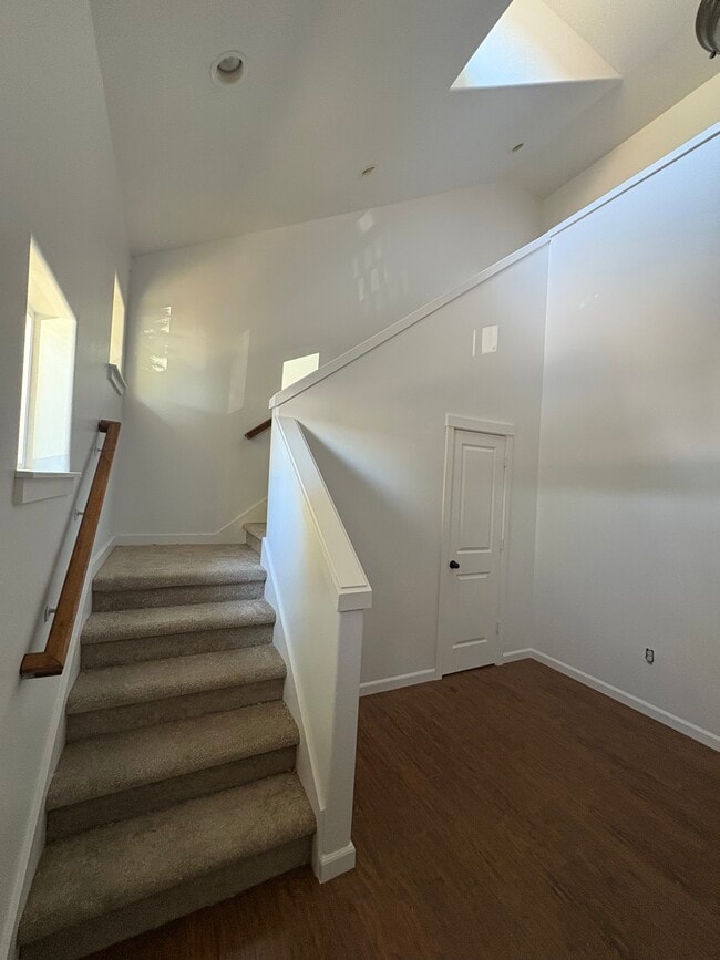 2066 NW Yohn Ranch Drive in McMinnville, OR - Foto de edificio - Building Photo