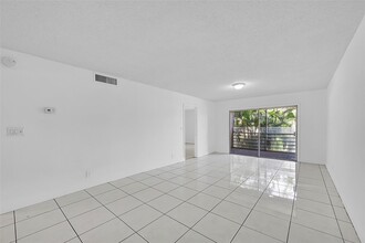 8605 W Sample Rd, Unit 209 in Coral Springs, FL - Foto de edificio - Building Photo